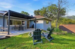 A house with a covered patio, outdoor seating, and a lawn. - Three Rivers Hideaway Near Sequoia National Park with Mountain View’s (Three Rivers)