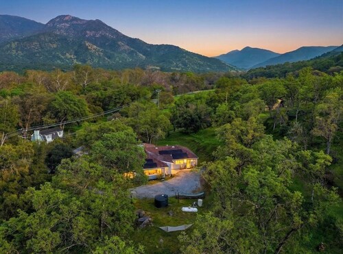 Three Rivers Hideaway Near Sequoia National Park with Mountain View’s