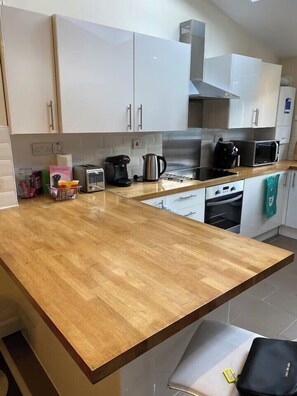 Private kitchen - House Sleeps 4 with Parking and Garden (Manchester)