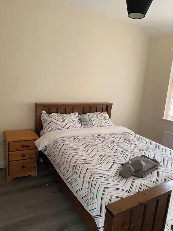 Room - House Sleeps 4 with Parking and Garden (Manchester)