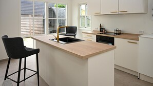 Coffee/tea maker, fridge, cookware/dishes/utensils - Nice home in Otterup with sauna (Otterup)