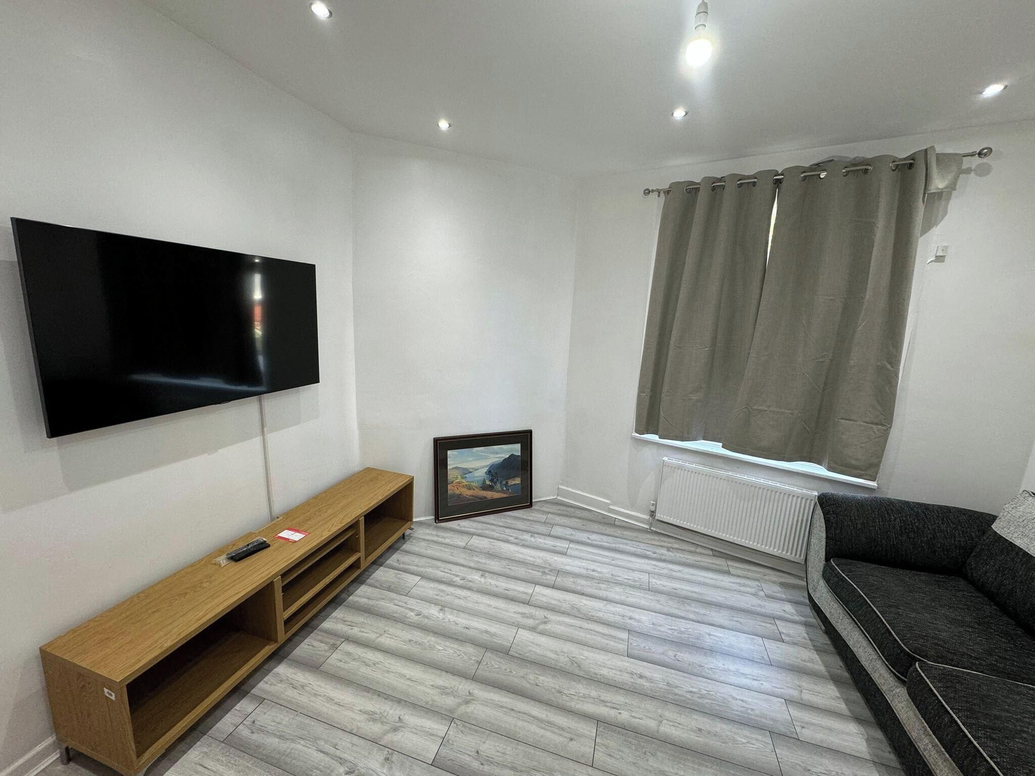 4-bed House - Ensuite Rooms - Sleeps 8 - Parking - Manchester