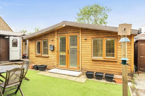 Studio Retreat Sleeps 1 - Parking & WiFi