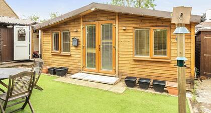 Studio Retreat Sleeps 1 - Parking & WiFi