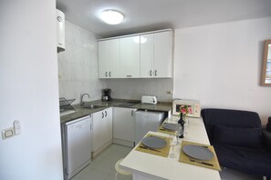 Coffee/tea maker, fridge, microwave, dishwasher - SYMAR BAJO - VISTAS AL CANAL (Roses)