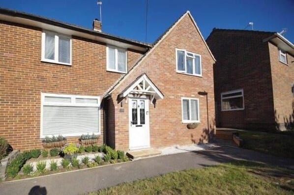 Exterior - House Sleeps 8 with Garden (Bordon)