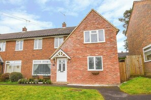 Exterior - House Sleeps 8 with Garden (Bordon)
