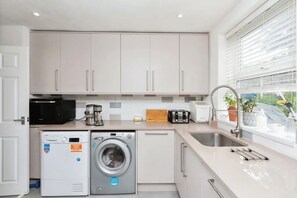 Private kitchen - House Sleeps 8 with Garden (Bordon)
