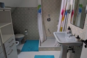 Bathroom - Spacious midttown apartment (Gram)