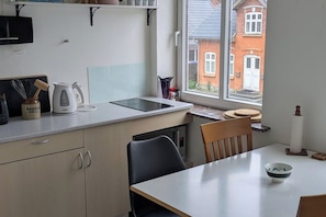 Kühlschrank, Mikrowelle, Herdplatte, Wasserkocher mit Kaffee-/Teezubehör