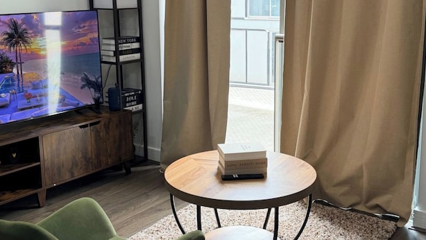 Interior - Central 1-Bed Apt, Sleeps 2 w/ Underground Parking (Birmingham)