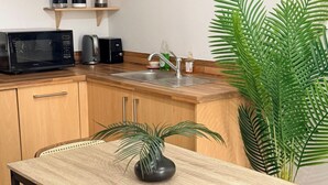 Private kitchen - Central 1-Bed Apt, Sleeps 2 w/ Underground Parking (Birmingham)