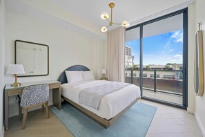 Tabla de planchar con plancha, wifi y ropa de cama