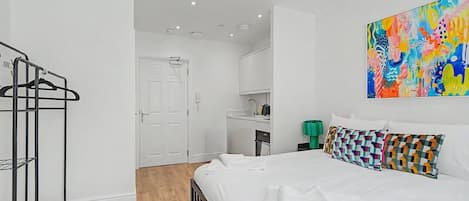 Iron/ironing board, internet, bed sheets