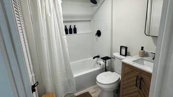 Haartrockner, Handtücher, Seife, Toilettenpapier