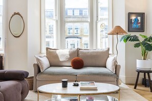 TV, fireplace - GuestReady - Charming Flat in Fulham, London (London)