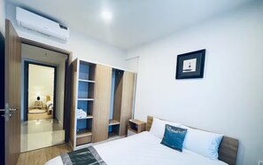Familienapartment, Balkon, Stadtblick | Verdunkelungsvorhänge, Bügeleisen/Bügelbrett, kostenloses WLAN