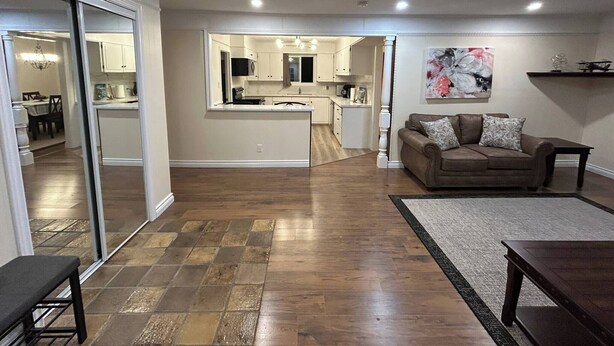 Un interior moderno con cocina, comedor y sala de estar.