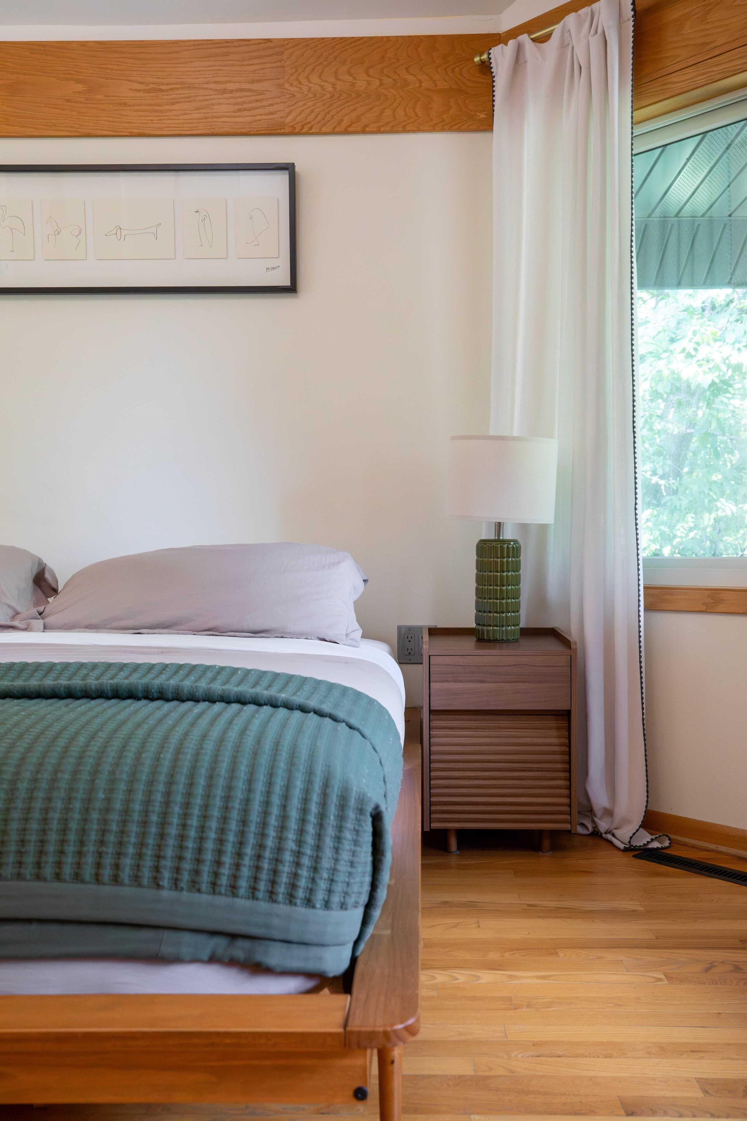 4 bedrooms, iron/ironing board, travel crib, WiFi (free)
