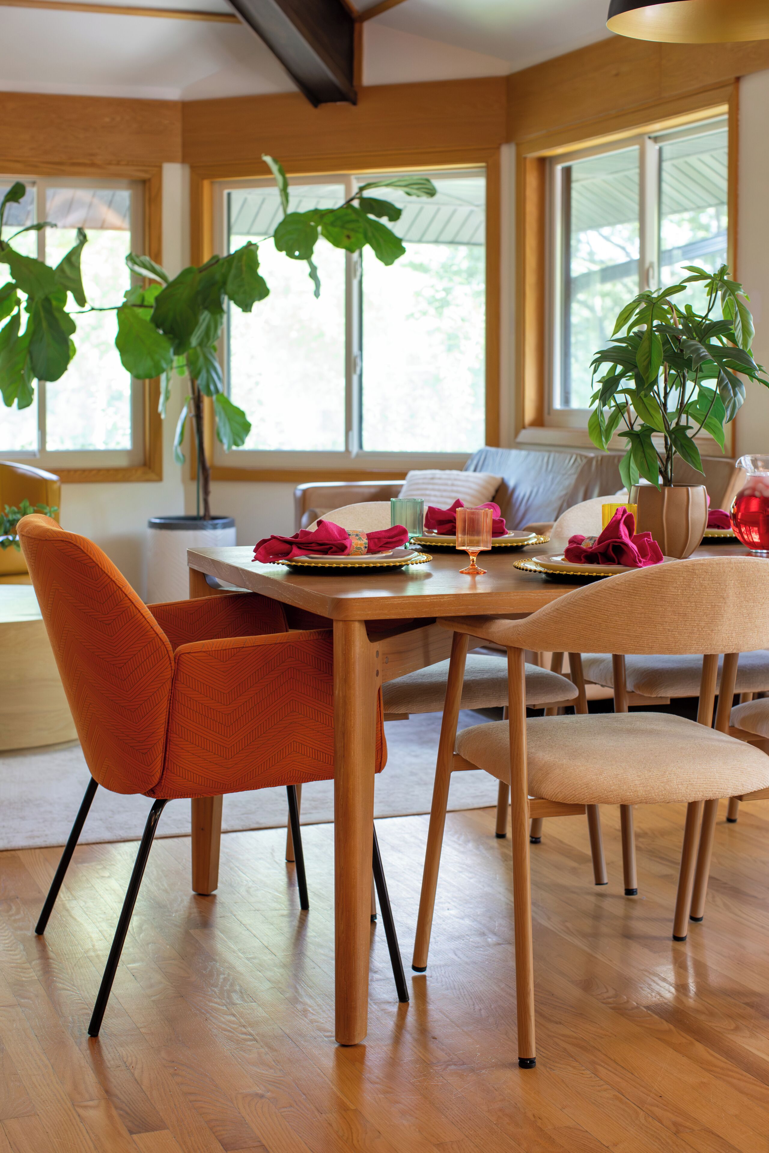 Un coin repas avec une table en bois, des chaises et des plantes en pot.