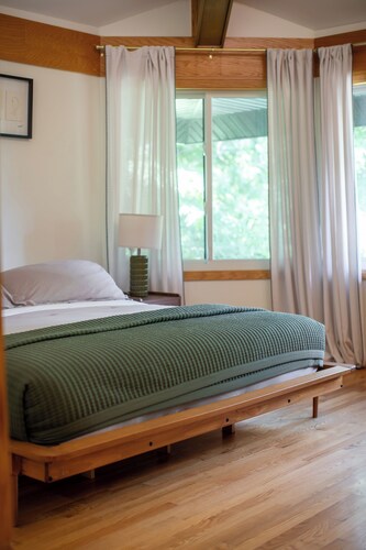 The Mid-Century Treehouse - Hot Tub & Games Room