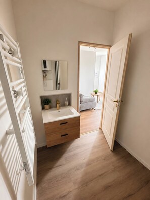 Bathroom - Vrbo Property (Ploumagoar)