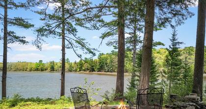Bent River Guest Quarters - River-view couple retreat with kitchen, patio, AC, Wi-Fi