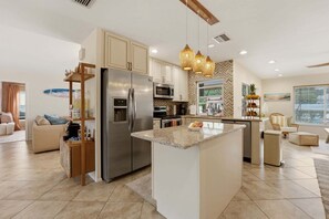 Coffee/tea maker, fridge, microwave, oven - Private Arcade Room, Heated Pool, Fire Pit & Putting Green Near Anna Maria Island (Bradenton)