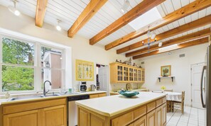 Coffee/tea maker, fridge, microwave, oven - Casa En Cibola in Santa Fe (Santa Fe)