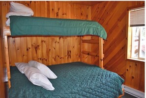 Room - Marvelous 2-bedroom cabin in Curtis perfect for a relaxing getaway (Curtis)