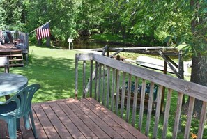 Outdoor dining - Marvelous 2-bedroom cabin in Curtis perfect for a relaxing getaway (Curtis)