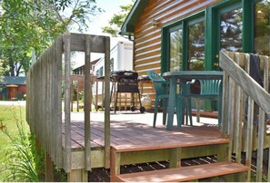 Outdoor dining - Marvelous 2-bedroom cabin in Curtis perfect for a relaxing getaway (Curtis)