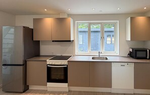 Wasserkocher mit Kaffee-/Teezubehör, Kühlschrank, Herdplatte