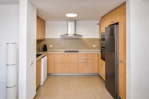 Wasserkocher mit Kaffee-/Teezubehör, Kühlschrank, Mikrowelle, Ofen