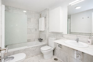 Dusche, Haartrockner, Handtücher