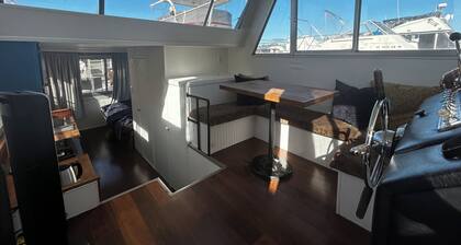 Cozy 2-bedroom Private Houseboat in lovely Sausalito with AC