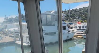 Cozy 1-bedroom Private Houseboat in lovely Sausalito with AC