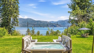 Un bain à remous avec vue sur un lac et des montagnes.