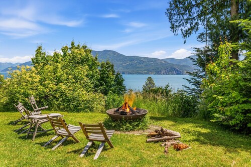 Tiny Home Paradise w/ Hot Tub and Lake Views