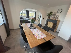 Dining - Vrbo Property (Regen)