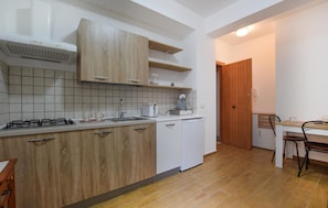 Wasserkocher mit Kaffee-/Teezubehör, Kühlschrank, Mikrowelle, Herdplatte