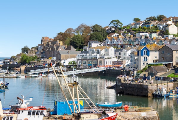 A coastal town with a harbor, houses, and a bridge. - Harbour View at No.11, an exceptional coastal holiday home in Brixham (Brixham)
