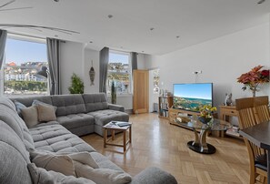 Smart TV, DVD player - Harbour View at No.11, an exceptional coastal holiday home in Brixham (Brixham)