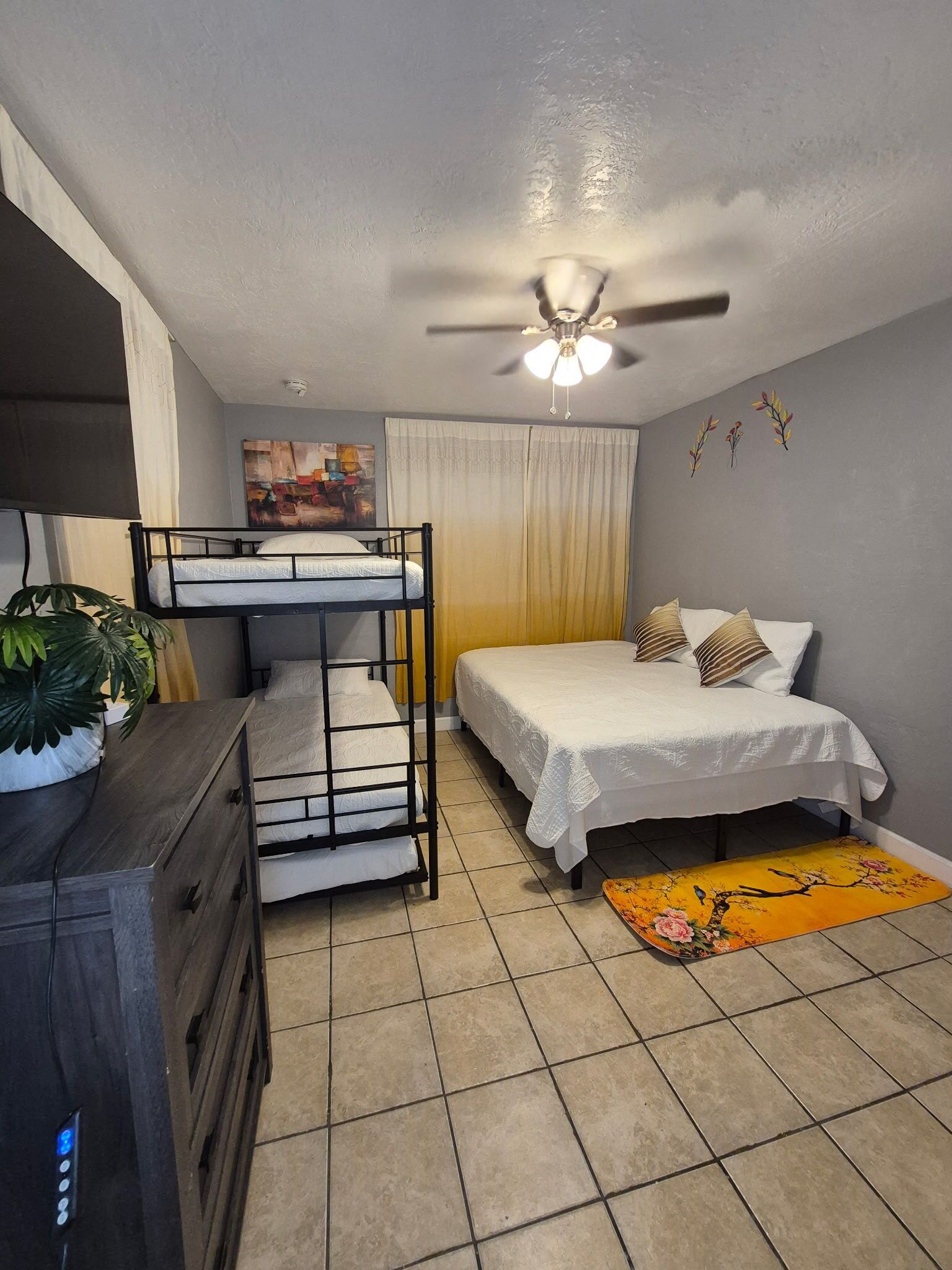 3 bedrooms, iron/ironing board, WiFi, bed sheets