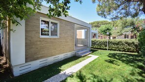 A modern mobile home with a wooden exterior, a front porch, and a well-maintained lawn. - Pet friendly home in Torino di Sangro with WiFi (Torino di Sangro)