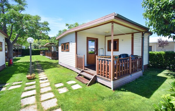 A single-story mobile home with a porch, a small deck, and a visible door. - 2 bedroom beautiful home in Torino di Sangro (Torino di Sangro)