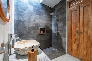 Douche, sĂšche-cheveux, bidet, serviettes fournies