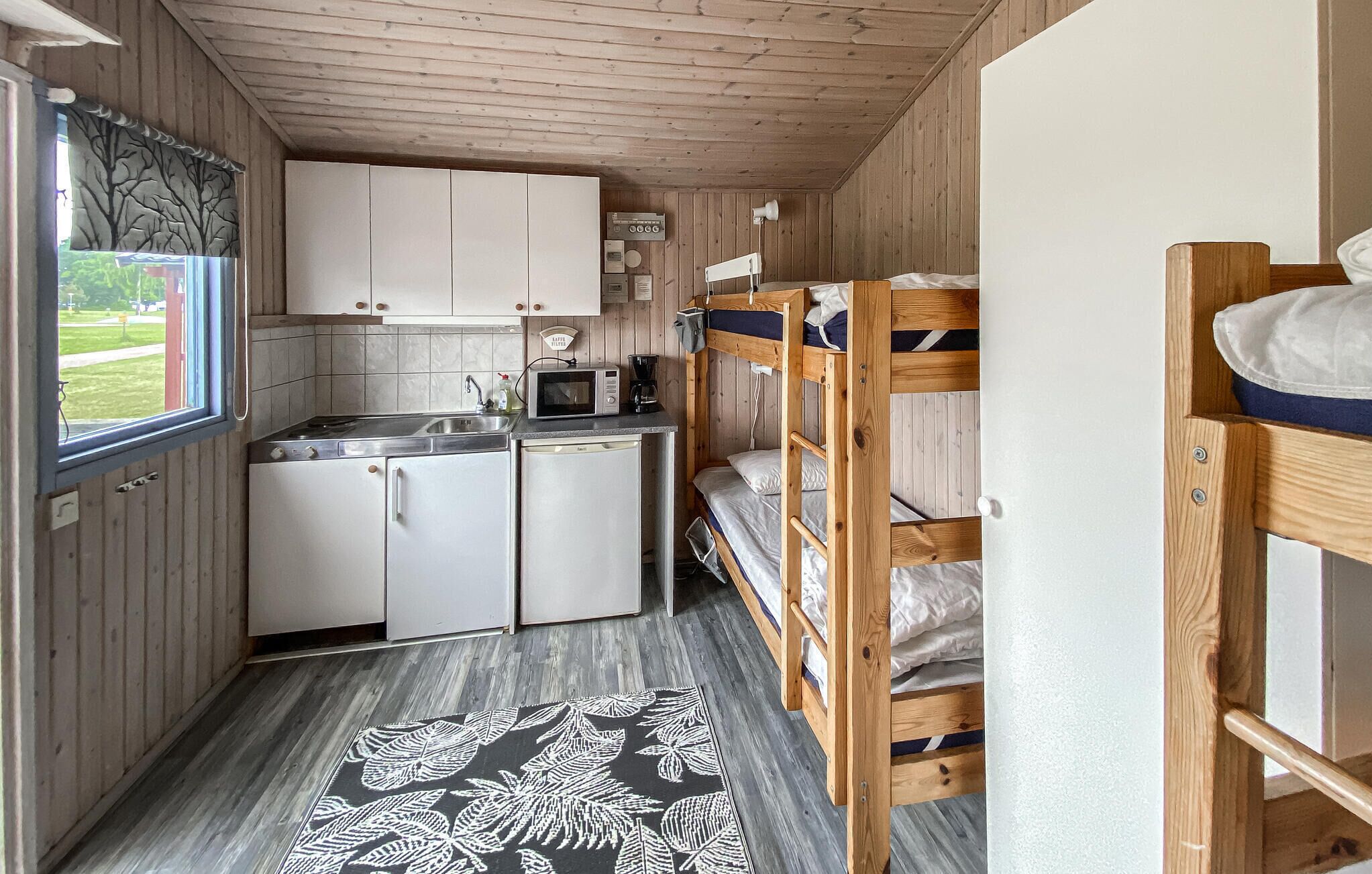 Refrigerador, microondas, parrilla de estufa y cafetera y tetera 