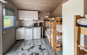 Refrigerador, microondas, parrilla de estufa y cafetera y tetera 