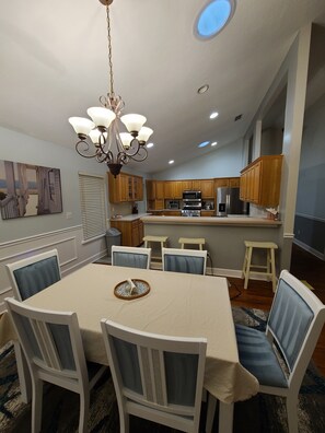 Dining -  Pool, Private pond, 5 min for food, 20 min to beach what more could you want! (St. Augustine)